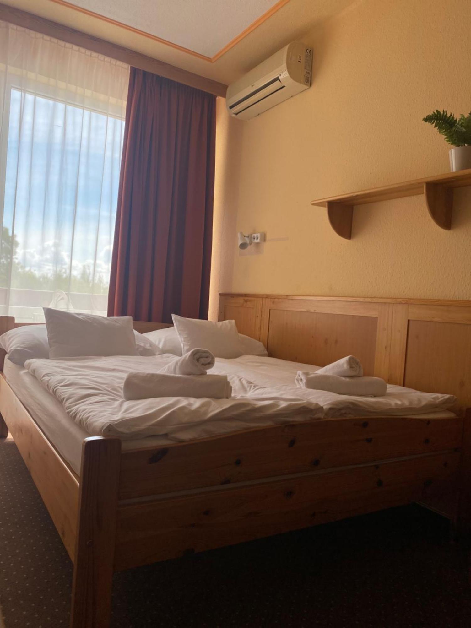 Nereus Park Hotel Balatonalmádi Exterior foto